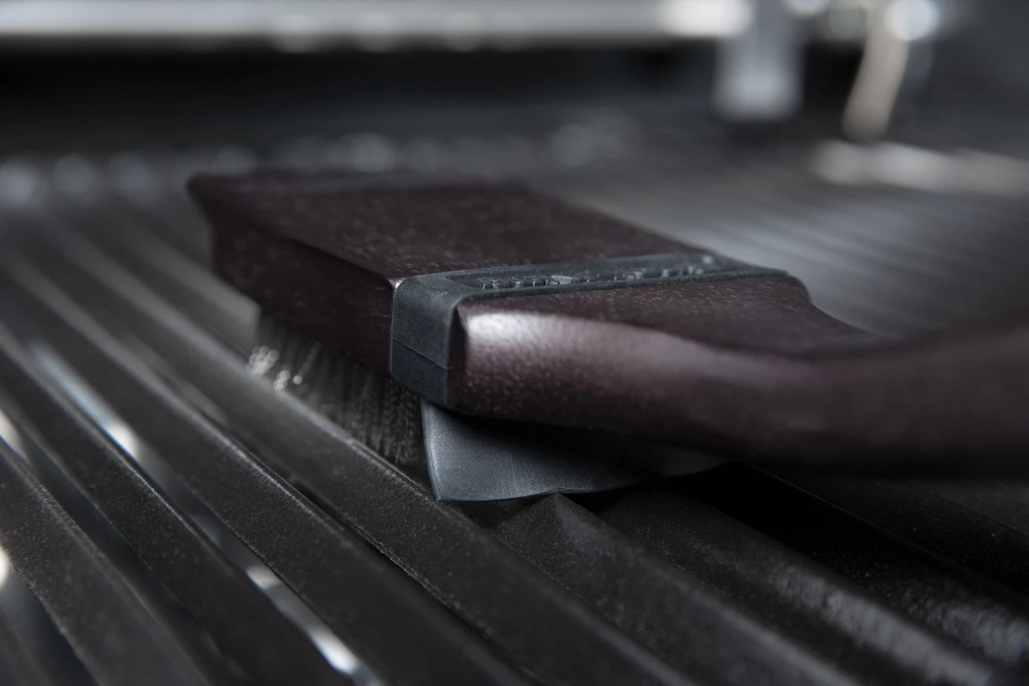 Broil King Holz Grillbürste 47cm Mit Edelstahlborsten + Spritzschutz 4 Broil King Holz Grillbürste 47cm Mit Edelstahlborsten + Spritzschutz – Bild 4