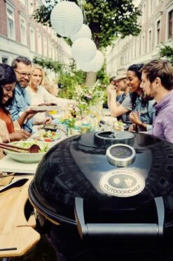 Outdoorchef Holzkohle Kugelgrill Kensington 570 C Schwarz -Outdoor-Grillladen 18 400 03 KENSINGTON 570 C 2016 Gruppenbild 01