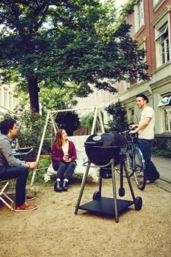 Outdoorchef Holzkohle Kugelgrill Kensington 570 C Schwarz -Outdoor-Grillladen 18 400 03 KENSINGTON 570 C 2016 Gruppenbild