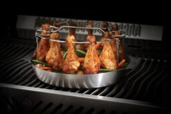 Napoleon Edelstahl Hähnchenkeulen Halter Inkl. Schale -Outdoor-Grillladen 56032 Foldable Chicken Grilling Rack Topper In Use