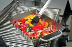 Broil King Gemüse Grillkorb Premium, Edelstahl 26 X 18cm -Outdoor-Grillladen 6708 Broil King Wok 69818 lifestyle 03