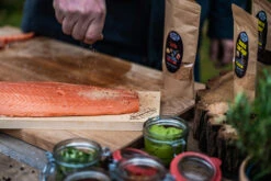 Axtschlag Flammlachsbrett Premium Line Birke - Klemmhalterung - Mit Patentierter Halterung Für Feuerstelle, Grillrost Und Gasgrill -Outdoor-Grillladen Axtscglag Flammlachs selber machen