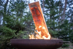 Axtschlag Flammlachsbrett Essential Line Birke - Schraubhalterung - Mit Halterung Für Feuerschalen Und Feuertonnen -Outdoor-Grillladen Axtschlag Essential Flammlachsbrett Anwendung
