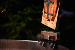 Axtschlag Flammlachsbrett Essential Line Birke - Schraubhalterung - Mit Halterung Für Feuerschalen Und Feuertonnen -Outdoor-Grillladen Axtschlag Essential Flammlachsbrett Birke Halterung