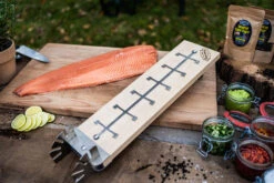 Axtschlag Flammlachsbrett Essential Line Birke - Schraubhalterung - Mit Halterung Für Feuerschalen Und Feuertonnen -Outdoor-Grillladen Axtschlag Essential Flammlachsbrett Birke Lachs
