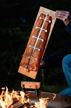 Axtschlag Flammlachsbrett Essential Line Birke - Schraubhalterung - Mit Halterung Für Feuerschalen Und Feuertonnen -Outdoor-Grillladen Axtschlag Essential Flammlachsbrett Birke Wenden