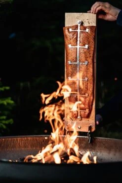 Axtschlag Flammlachsbrett Essential Line Birke - Schraubhalterung - Mit Halterung Für Feuerschalen Und Feuertonnen -Outdoor-Grillladen Axtschlag Essential Flammlachsbrett Birke einstecken