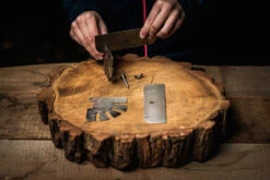 Axtschlag Flammlachsbrett Essential Line Birke - Schraubhalterung - Mit Halterung Für Feuerschalen Und Feuertonnen -Outdoor-Grillladen Axtschlag Essential Flammlachsbrett Halterung Aufbau 1