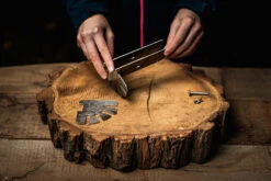 Axtschlag Flammlachsbrett Essential Line Birke - Schraubhalterung - Mit Halterung Für Feuerschalen Und Feuertonnen -Outdoor-Grillladen Axtschlag Essential Flammlachsbrett Halterung Aufbau 2