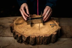 Axtschlag Flammlachsbrett Essential Line Birke - Schraubhalterung - Mit Halterung Für Feuerschalen Und Feuertonnen -Outdoor-Grillladen Axtschlag Essential Flammlachsbrett Halterung Aufbau 3