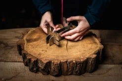 Axtschlag Flammlachsbrett Essential Line Birke - Schraubhalterung - Mit Halterung Für Feuerschalen Und Feuertonnen -Outdoor-Grillladen Axtschlag Essential Flammlachsbrett Halterung Aufbau 4