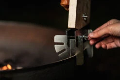 Axtschlag Flammlachsbrett Essential Line Birke - Schraubhalterung - Mit Halterung Für Feuerschalen Und Feuertonnen -Outdoor-Grillladen Axtschlag Essential Flammlachsbrett Halterung montieren