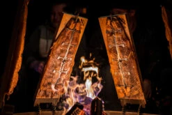 Axtschlag Flammlachsbrett Premium Line Kirsche - Extra Lang - Schraubhalterung - Mit Patentierter Halterung Für Feuerstelle, Grillrost Und Gasgrill -Outdoor-Grillladen Axtschlag Flammlachsbrett Feuerstelle Flammen 1