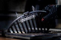 Axtschlag Flammlachsbrett Premium Line Birke - Klemmhalterung - Mit Patentierter Halterung Für Feuerstelle, Grillrost Und Gasgrill -Outdoor-Grillladen Axtschlag Flammlachsbrett Premium Edelstahl Halterung