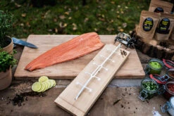 Axtschlag Flammlachsbrett Premium Line Birke - Klemmhalterung - Mit Patentierter Halterung Für Feuerstelle, Grillrost Und Gasgrill -Outdoor-Grillladen Axtschlag Flammlachsbrett Premium Zubereitung