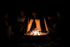 Axtschlag Flammlachsbrett Premium Line Kirsche - Extra Lang - Schraubhalterung - Mit Patentierter Halterung Für Feuerstelle, Grillrost Und Gasgrill -Outdoor-Grillladen Axtschlag Flammlachsbretter Anwendung 1