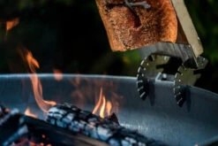 Axtschlag Flammlachsbrett Premium Line Birke - Klemmhalterung - Mit Patentierter Halterung Für Feuerstelle, Grillrost Und Gasgrill -Outdoor-Grillladen Axtschlag Premium Line Birke Flammlachsbrett Halterung verstellbar