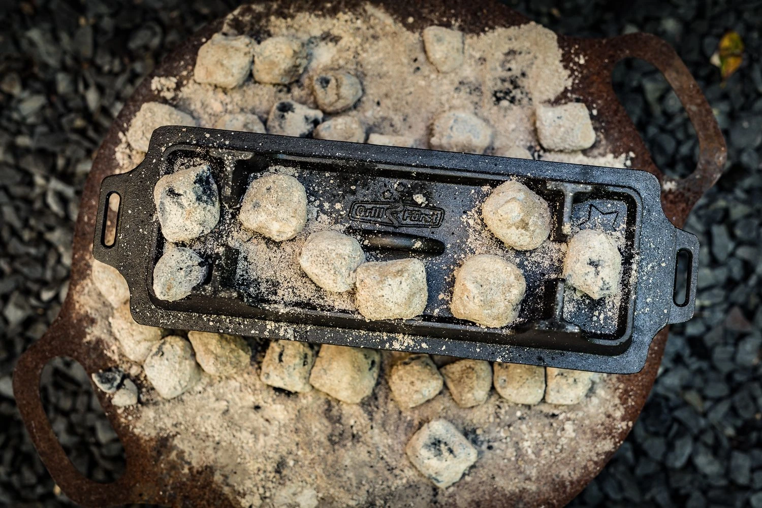 Grillfürst Dutch Oven Set BBQ Kastenform BK4 Aus Gusseisen - X-DEAL Inkl. Tragetasche / Aufbewahrungstasche, Gusseisen Pflege Und Deckelheber 5 Grillfürst Dutch Oven Set BBQ Kastenform BK4 Aus Gusseisen - X-DEAL Inkl. Tragetasche / Aufbewahrungstasche, Gusseisen Pflege Und Deckelheber – Bild 5