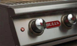 BULL Brahma - Gasgrill Mit Infrarot Backburner Und Rotisserie -Outdoor-Grillladen BULL Grills Bedienblende 1