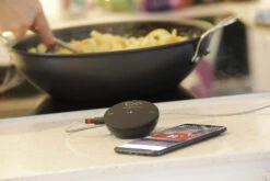 Big Green Egg CookPerfect Comfort Bluetooth Grillthermometer - Black Edition -Outdoor-Grillladen Big Green Egg Cook Perfect Black Edition beim Kochen