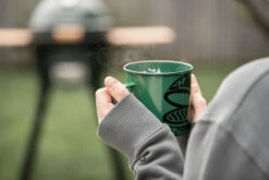 Big Green Egg Emaillebecher -Outdoor-Grillladen Big Green Egg Emaille Becher Lifestyle 02