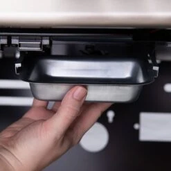 Broil King Baron 490 Black Gasgrill Inkl. Drehspieß - Modell 2023 - SMART Deal Inkl. Grillfürst Grill Control -Outdoor-Grillladen Broil King Gasgrill 875282 BARON490 DRIP TRAY 01