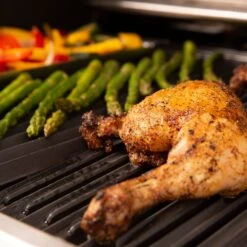 Broil King Baron 490 Black Gasgrill Inkl. Drehspieß - Modell 2023 - SMART Deal Inkl. Grillfürst Grill Control -Outdoor-Grillladen Broil King Gasgrill 875282 BARON490 FOOD 01