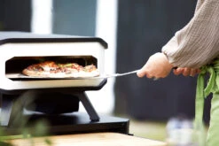 COZZE Pizzaofen Elektrisch 34 Cm (13") - Inkl. Pizzastein & Hitzeschild -Outdoor-Grillladen COZZE Elektro Pizzaofen 13 Zoll Lifestyle