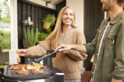 COZZE Plancha 600 / Plancha Grill Mit 2 Gusseisen Grillplatten -Outdoor-Grillladen COZZE Plancha 600 Lifestyle