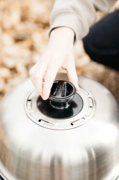 Cobb Grill Premier AIR Deluxe Holzkohlegrill - Modell 2023 -Outdoor-Grillladen Cobb Grill Premier AIR Deluxe Deckel Ventil