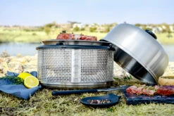 Cobb Grill Premier AIR Deluxe Holzkohlegrill - Modell 2023 -Outdoor-Grillladen Cobb Premier Air Deluxe Campinggrill Lifestyle