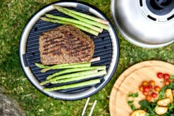 Cobb Grill Premier AIR Deluxe Holzkohlegrill - Modell 2023 -Outdoor-Grillladen Cobb Premier Air Deluxe Lifestyle