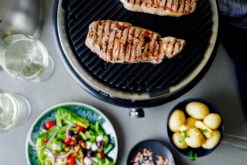 Cobb Grill Premier+ Gas Deluxe Gasgrill 30mbar - Modell 2023 -Outdoor-Grillladen Cobb Premier Plus Deluxe Gasgrill Lifestyle