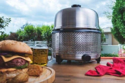 Cobb Grill Premier+ Gas Deluxe Gasgrill 30mbar - Modell 2023 -Outdoor-Grillladen Cobb Premier Plus Deluxe Tischgrill Lifestyle