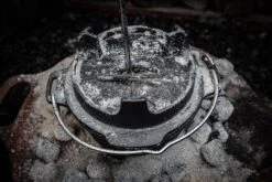 Grillfürst Dutch Oven Set BBQ Edition DO2 - X-DEAL Inkl. Tragetasche / Aufbewahrungstasche, Gusseisen Pflege Und Deckelheber -Outdoor-Grillladen Dutch Oven 2