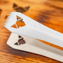 Fennek Grillzange Groß Edelstahl -Outdoor-Grillladen Fennek Grillzange gross Detail Logo