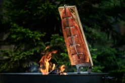 Axtschlag Flammlachsbrett Premium Line Birke - Klemmhalterung - Mit Patentierter Halterung Für Feuerstelle, Grillrost Und Gasgrill -Outdoor-Grillladen Flammlachs Axtschlag Flammlachsbrett