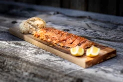 Axtschlag Flammlachsbrett Premium Line Kirsche - Klemmhalterung - Mit Patentierter Halterung Für Feuerstelle, Grillrost Und Gasgrill -Outdoor-Grillladen Flammlachs Brett Servieren 2