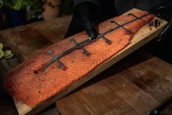 Axtschlag Flammlachsbrett Premium Line Birke - Klemmhalterung - Mit Patentierter Halterung Für Feuerstelle, Grillrost Und Gasgrill -Outdoor-Grillladen Flammlachs Premium Flammlachsbrett Birke