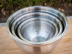 Grillfürst BBQ 3er Edelstahlschüssel Set Mit Glasdeckel 25 Grillfürst BBQ 3er Edelstahlschüssel Set Mit Glasdeckel -Outdoor-Grillladen Grillfuerst BBQ Edelstahlschuessel Set ineinander stapelbar