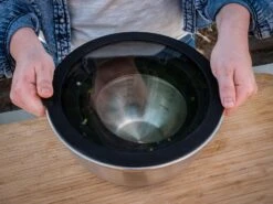 Grillfürst BBQ 3er Edelstahlschüssel Set Mit Glasdeckel 26 Grillfürst BBQ 3er Edelstahlschüssel Set Mit Glasdeckel -Outdoor-Grillladen Grillfuerst BBQ Edelstahlschuessel Set stapelbar mit Deckel