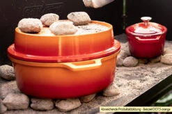 Grillfürst Emaillierter Dutch Oven Ohne Füsse DO7,5 - Rot -Outdoor-Grillladen Grillfuerst Dutch Oven emailliert Beispiel DO7 5 orange Briketts 1