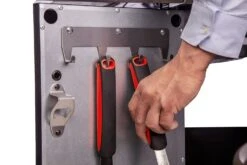 Grillfürst G510G 5-Brenner Gasgrill Mit Hochtemperaturbrenner Und Gusseisen Rosten - Feuerwehr Edition -Outdoor-Grillladen Grillfuerst Gasgrill G510G Besteckhaken Leiste