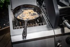 Grillfürst G620G 6-Brenner Gasgrill Mit Hochtemperaturbrenner, Heckbrenner Und Gusseisen Rosten - X-DEAL Inkl. Zubehörpaket -Outdoor-Grillladen Grillfuerst Gasgrill G620G Gusspfanne Steakzone