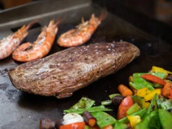 Grillfürst Plancha Grill - 2 Brenner Mit Insgesamt 7 KW Und Edelstahl Plancha -Outdoor-Grillladen Grillfuerst Plancha Grill Fleisch Gemuese Meeresfruechte 1