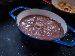 Grillfürst Dutch Oven Sternentöpfchen / Gusseisen Bräter - Emailliert - S - Blau 9 Grillfürst Dutch Oven Sternentöpfchen / Gusseisen Bräter - Emailliert - S - Blau -Outdoor-Grillladen Grillfuerst Sternentoepfchen blau S Dessert Schokokuchen