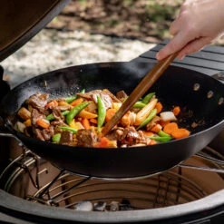 Kamado Joe Karbonstahl Wok -Outdoor-Grillladen Kamado Joe Wok Karbonstahl Mood01