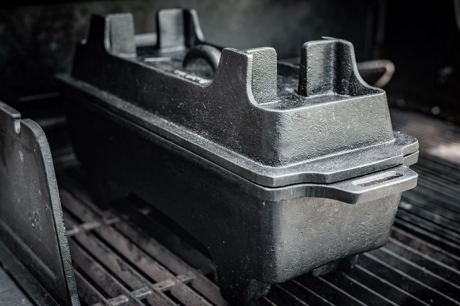 Grillfürst Dutch Oven Set BBQ Kastenform BK4 Aus Gusseisen - X-DEAL Inkl. Tragetasche / Aufbewahrungstasche, Gusseisen Pflege Und Deckelheber 4 Grillfürst Dutch Oven Set BBQ Kastenform BK4 Aus Gusseisen - X-DEAL Inkl. Tragetasche / Aufbewahrungstasche, Gusseisen Pflege Und Deckelheber – Bild 4