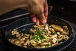 Grillfürst Dutch Oven BBQ Edition DO6 - Klaus Grillt Sonderedition -Outdoor-Grillladen Klaus grillt Dutch Oven Deckel Pilzpfanne