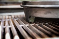 Grillfürst Dutch Oven BBQ Edition DO6 - Klaus Grillt Sonderedition -Outdoor-Grillladen Klaus grillt Dutch Oven Fuesse am Grillrost